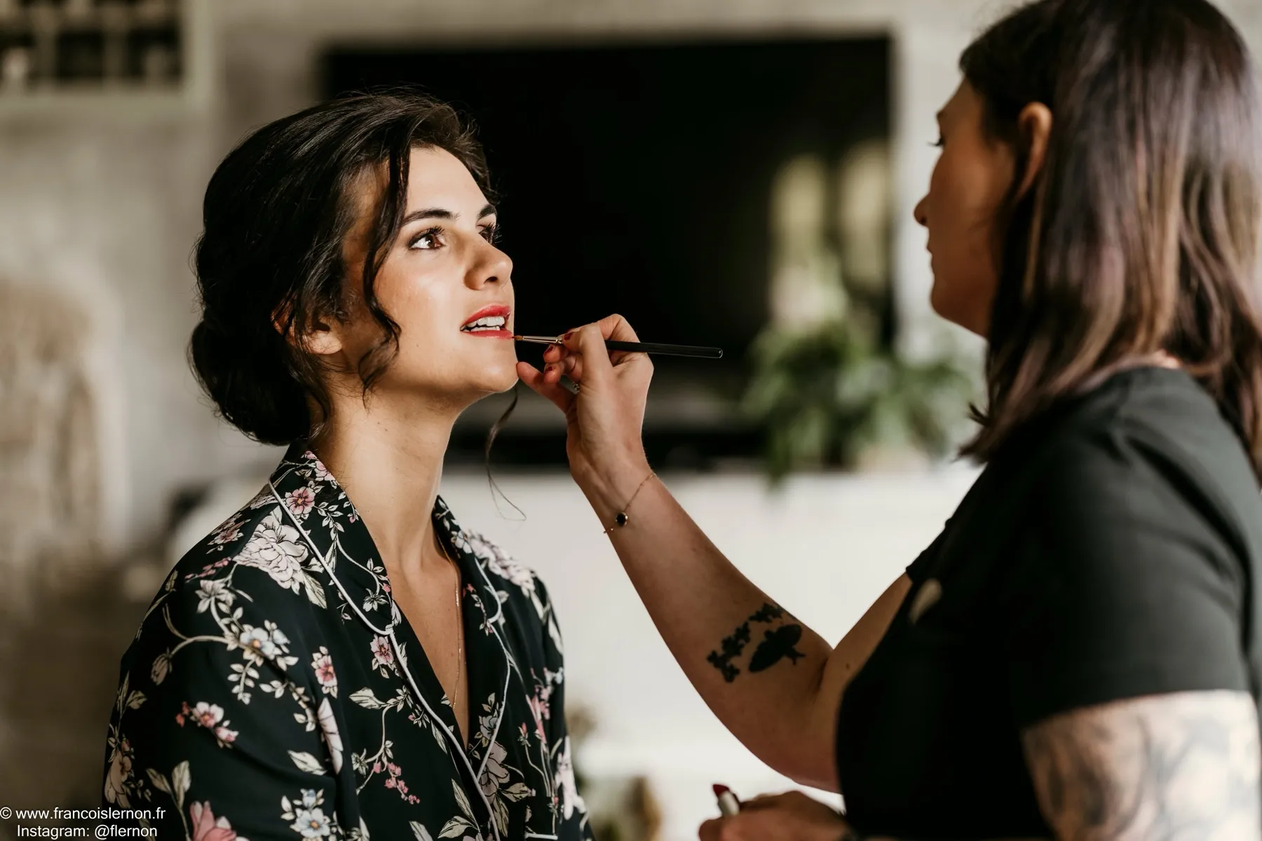 Kelly Clément appliquant le rouge à lèvres d'une mariée