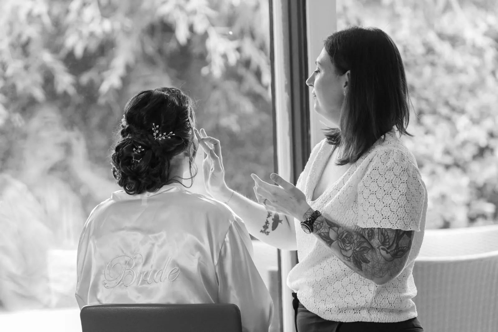 Kelly Clément coiffant une mariée en peignoir "Bride"