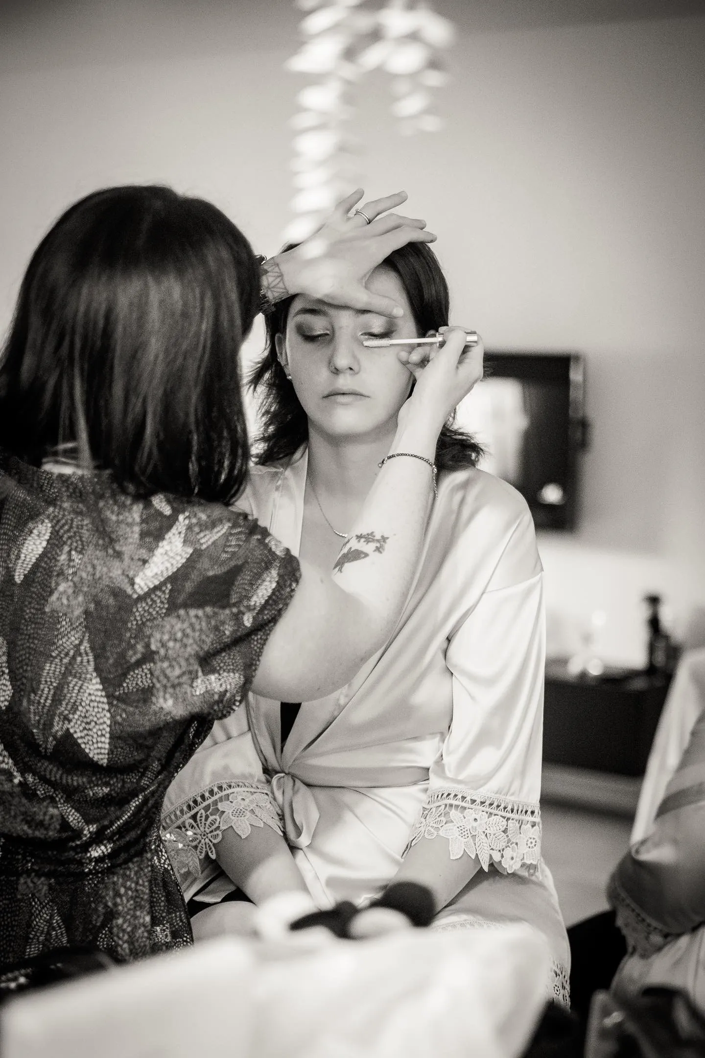 Kelly Clément appliquant le maquillage des yeux d'une mariée