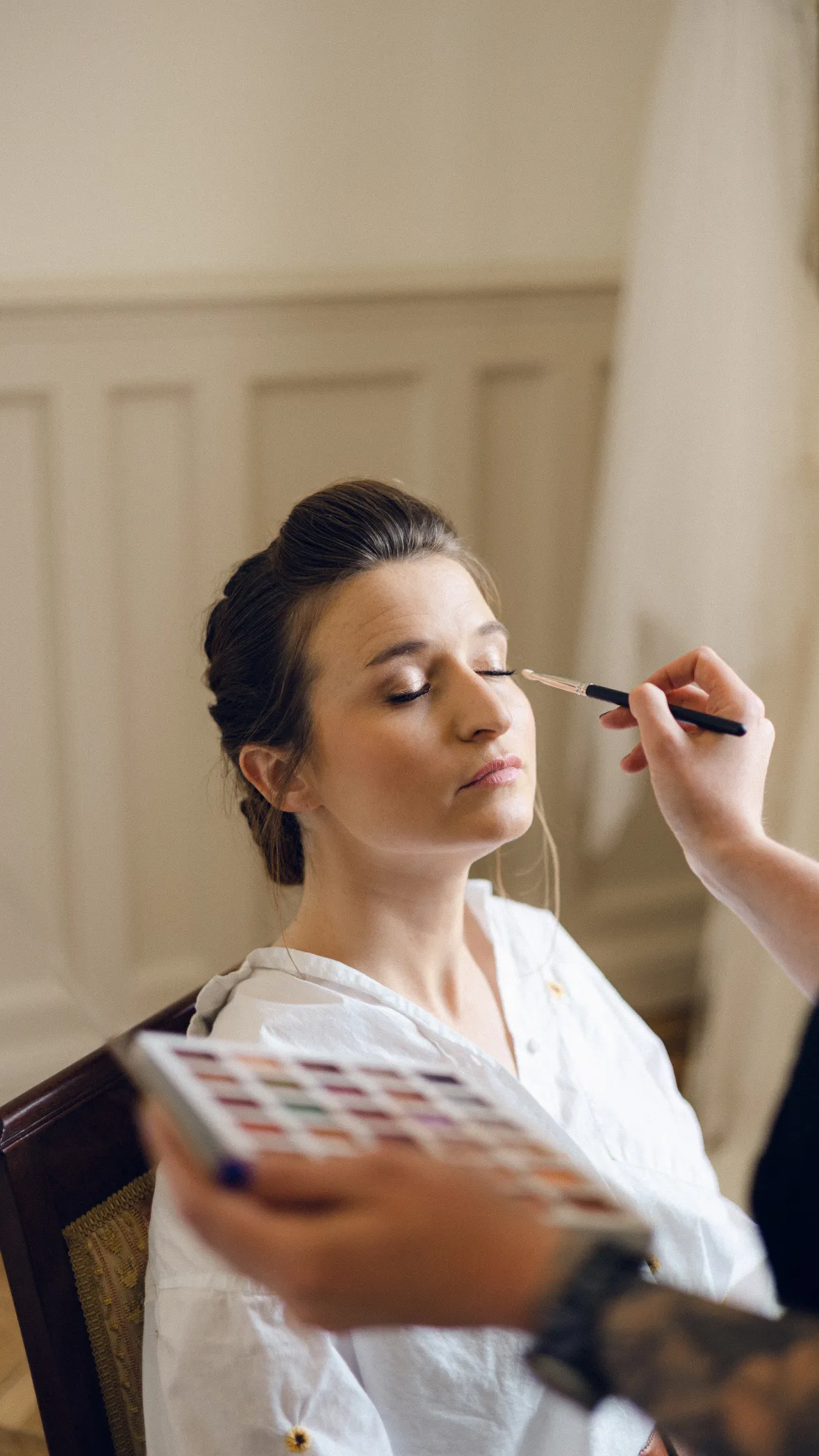 Kelly Clément en plein maquillage de mariée