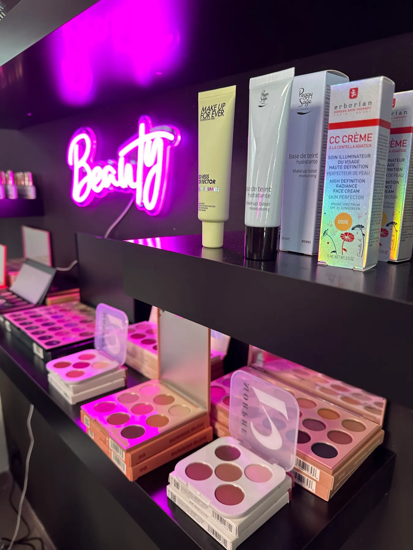 Palettes de fards à paupières et enseigne lumineuse Beauty au Studio
