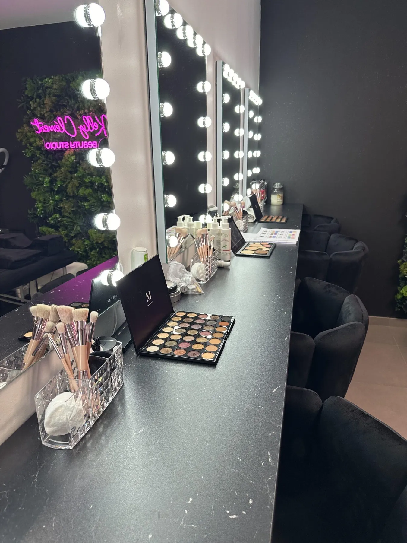 Poste de maquillage du Studio Kelly Clément, palette et pinceaux