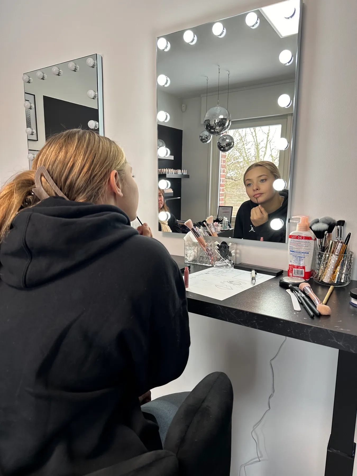 Adolescente apprenant à se maquiller au Studio Kelly Clément