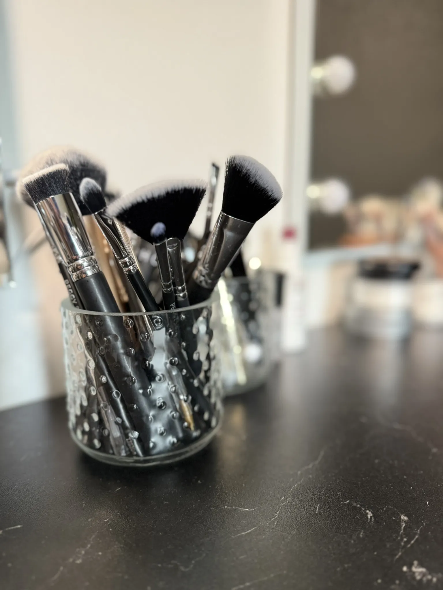 Détail des pinceaux de maquillage au Studio