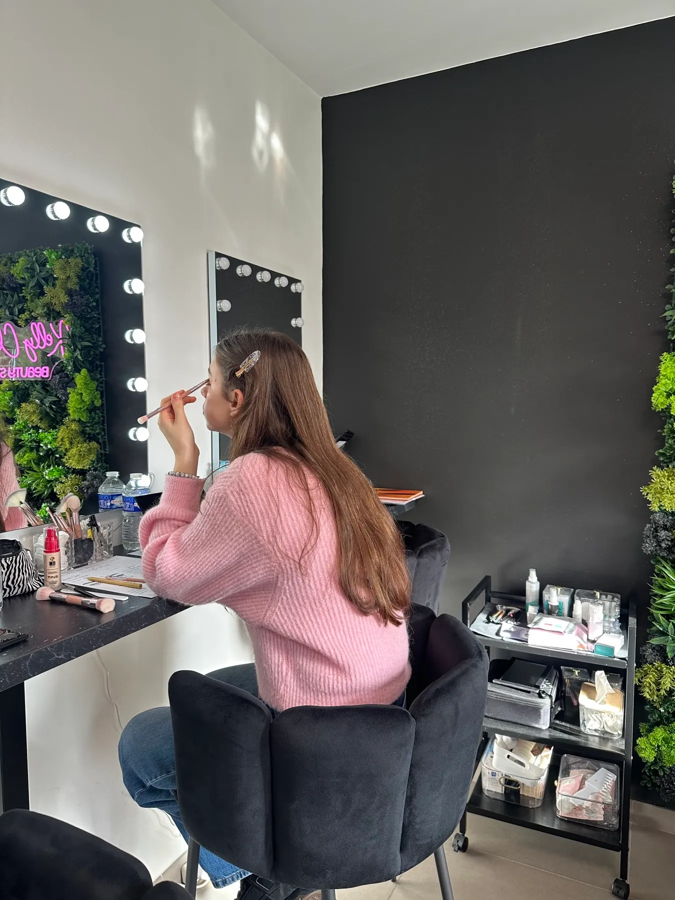 Cliente apprenant à se maquiller en cours individuel au Studio