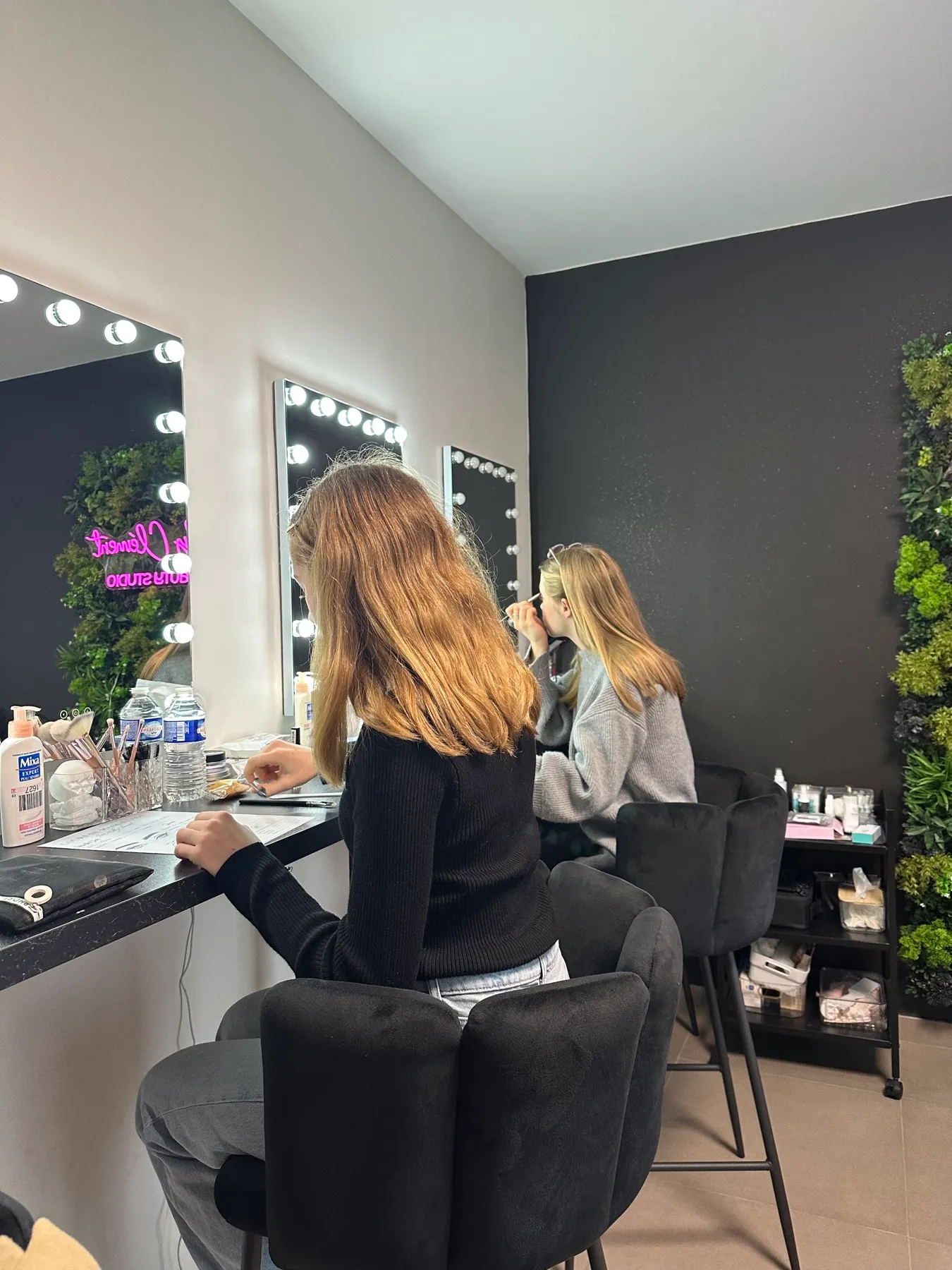 Deux participantes en cours de maquillage au Studio