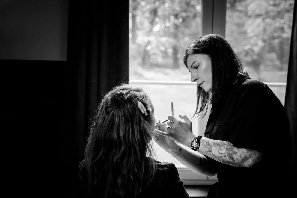 Kelly Clément réalisant un maquillage naturel et lumineux